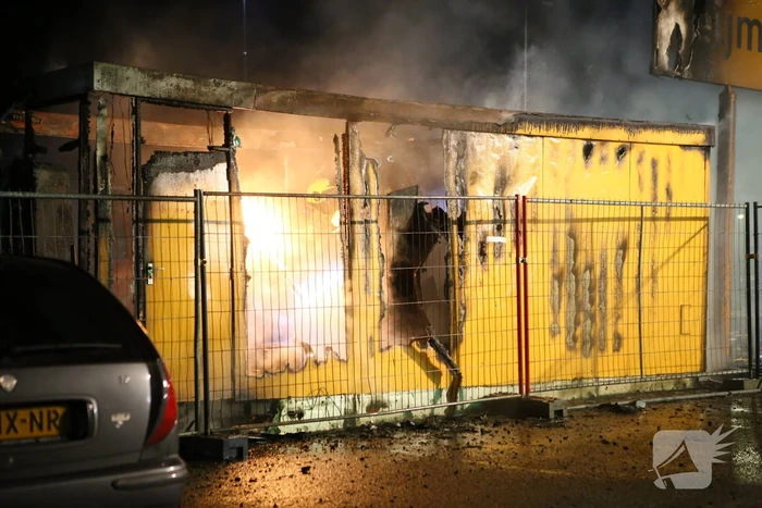 Flinke brand op terrein Heijmans, vrachtwagen chauffeur door brandweer gewekt