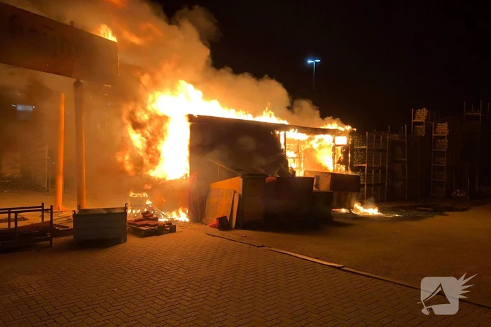 Flinke brand op terrein Heijmans, vrachtwagen chauffeur door brandweer gewekt