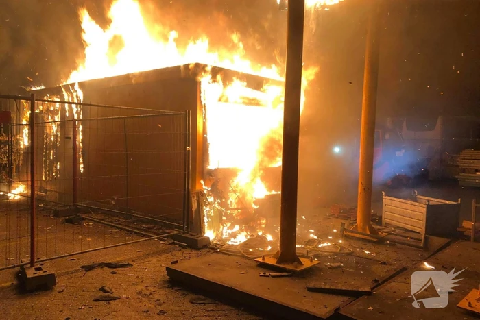 Flinke brand op terrein Heijmans, vrachtwagen chauffeur door brandweer gewekt