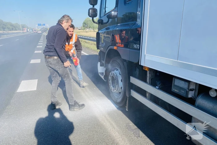 Vrachtwagen vat vlam door vastgelopen remmen