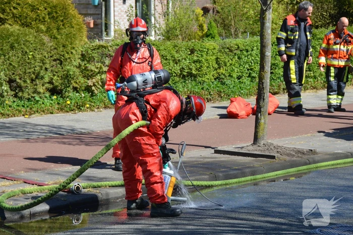 Brandweer in beschermende pakken halen persoon uit woning