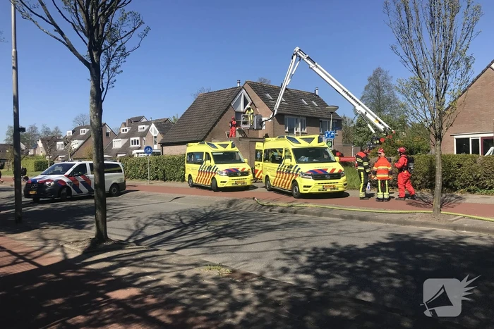Brandweer in beschermende pakken halen persoon uit woning