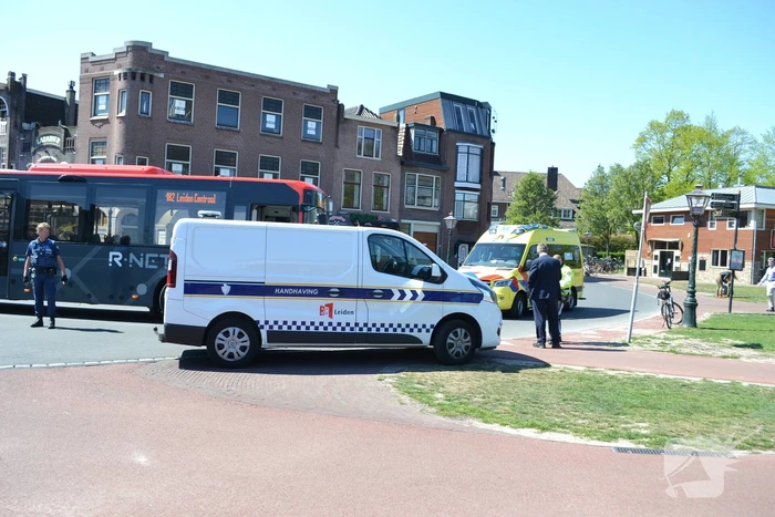 Buschauffeur ziet fietser over het hoofd
