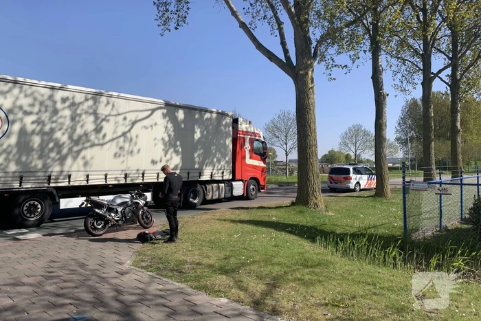 Auto botst op motor