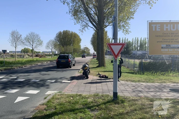 Auto botst op motor