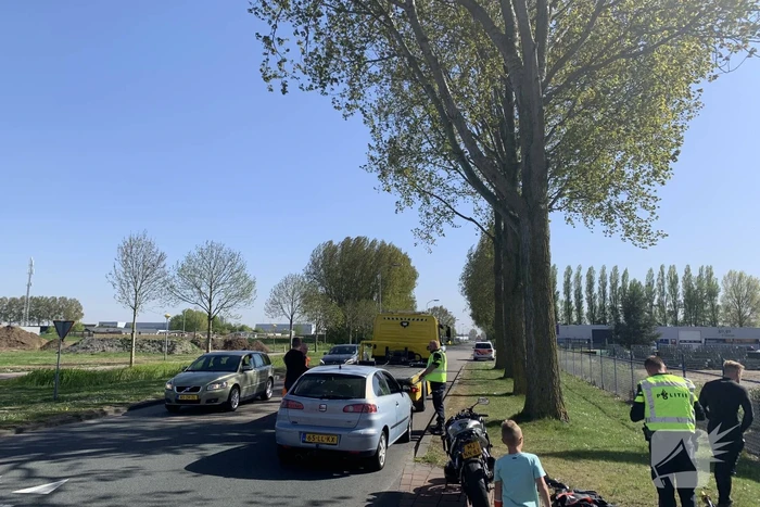 Auto botst op motor