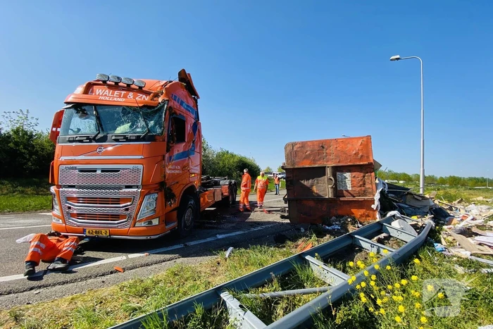 Vrachtwagen met afval gekanteld op afrit