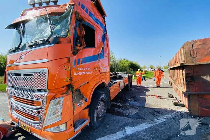 Vrachtwagen met afval gekanteld op afrit