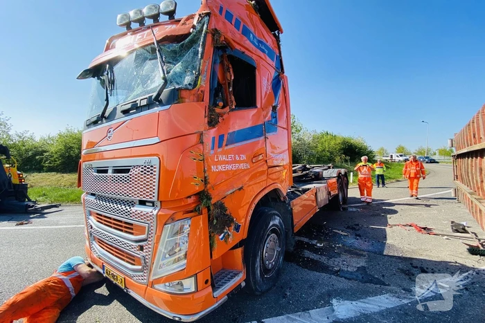 Vrachtwagen met afval gekanteld op afrit