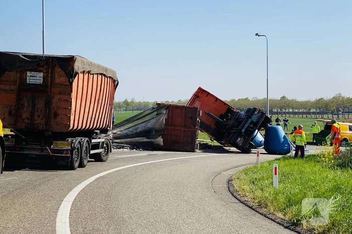 Vrachtwagen met afval gekanteld op afrit