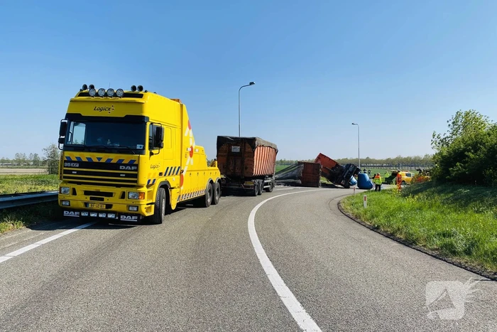 Vrachtwagen met afval gekanteld op afrit