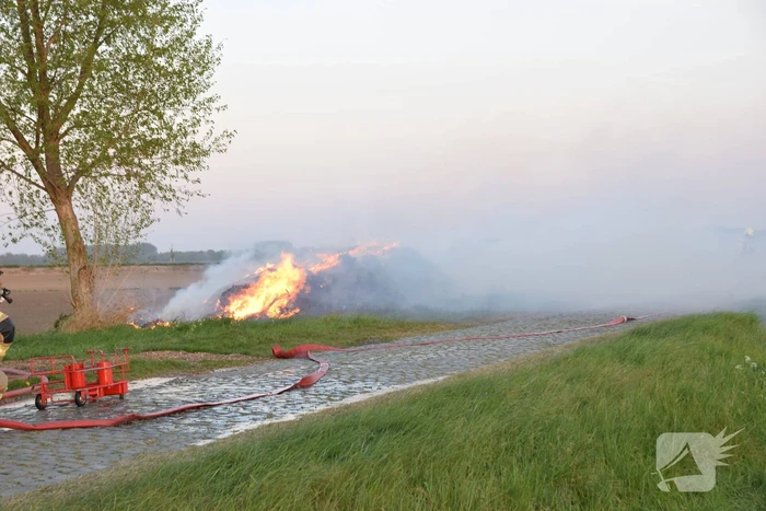 Flinke buitenbrand in composthoop