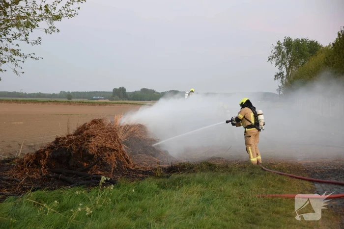 Flinke buitenbrand in composthoop