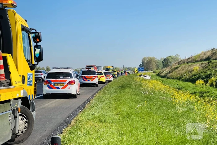 Bestelbus belandt in sloot naast A50