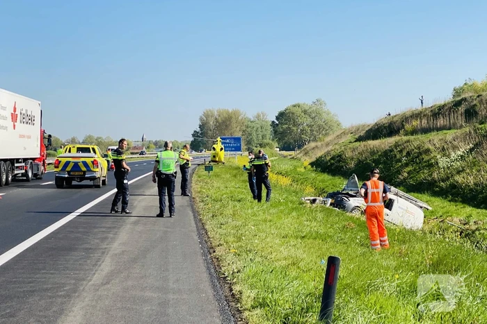 Bestelbus belandt in sloot naast A50
