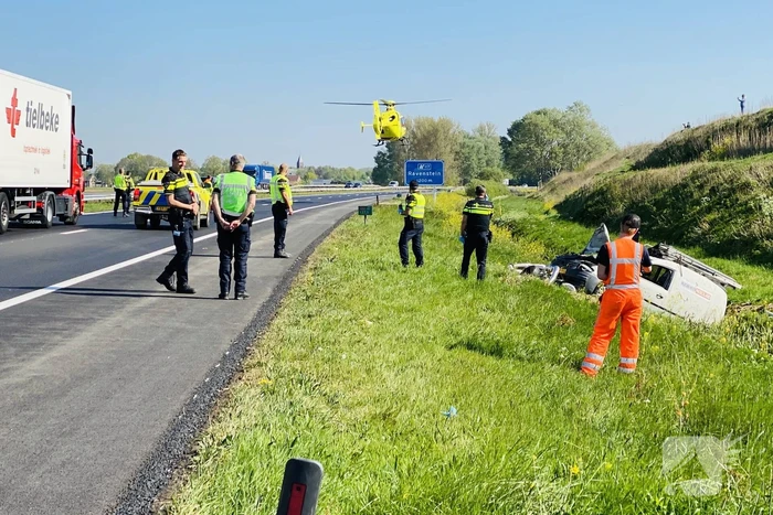 Bestelbus belandt in sloot naast A50