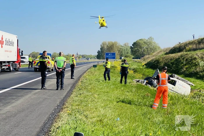 Bestelbus belandt in sloot naast A50