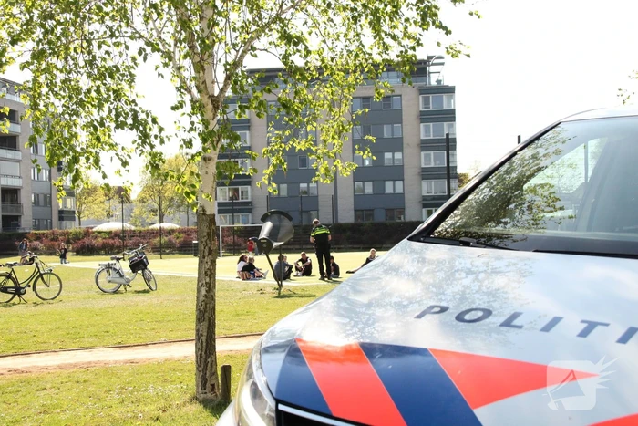 Politie waarschuwt jongeren op coronamaatregelen