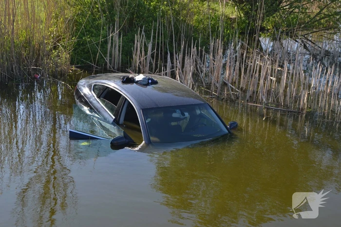 Voertuig raakt te water
