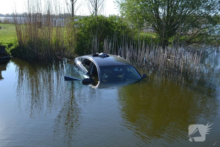 Voertuig raakt te water