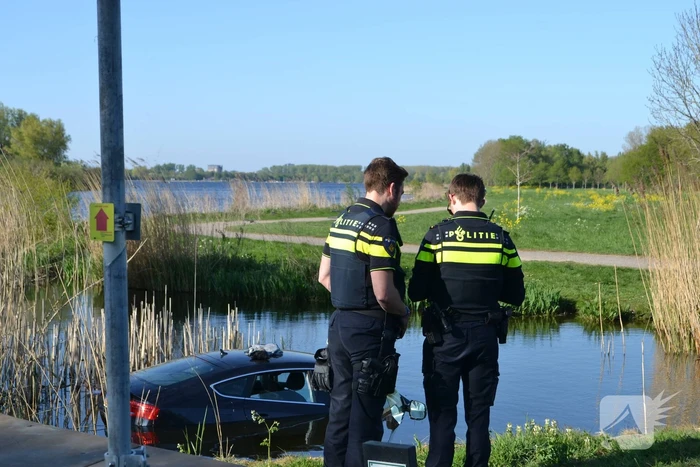 Voertuig raakt te water