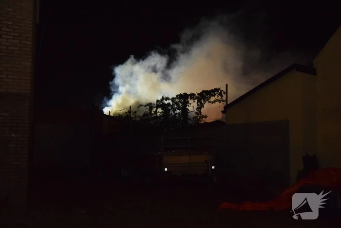 Veel rook bij grote brand is schuur