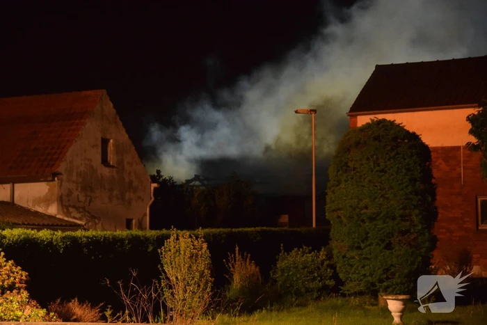 Veel rook bij grote brand is schuur