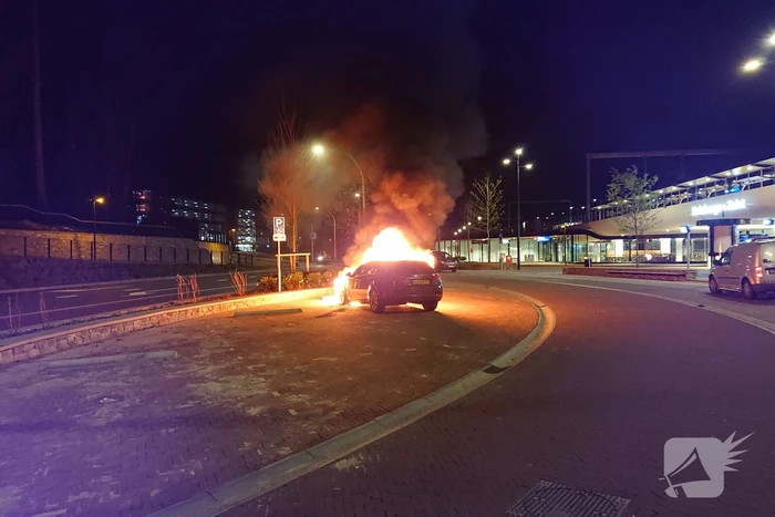Auto brandt uit bij station