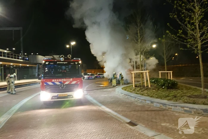 Auto brandt uit bij station