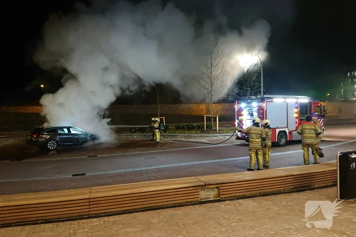 Auto brandt uit bij station