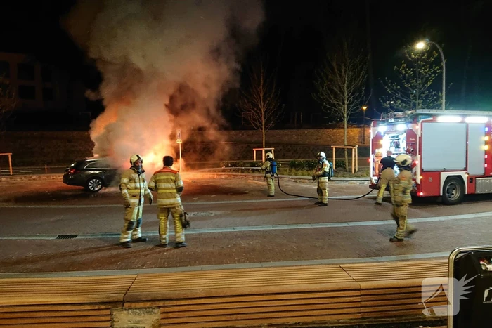 Auto brandt uit bij station