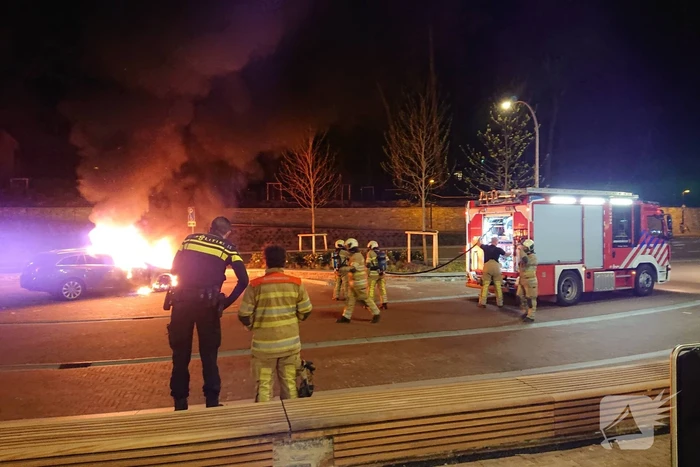 Auto brandt uit bij station