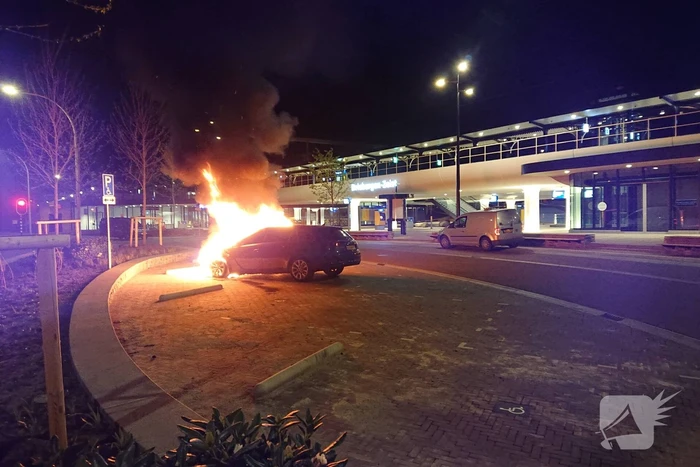 Auto brandt uit bij station