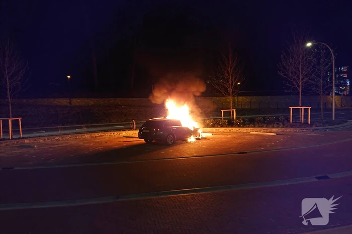 Auto brandt uit bij station