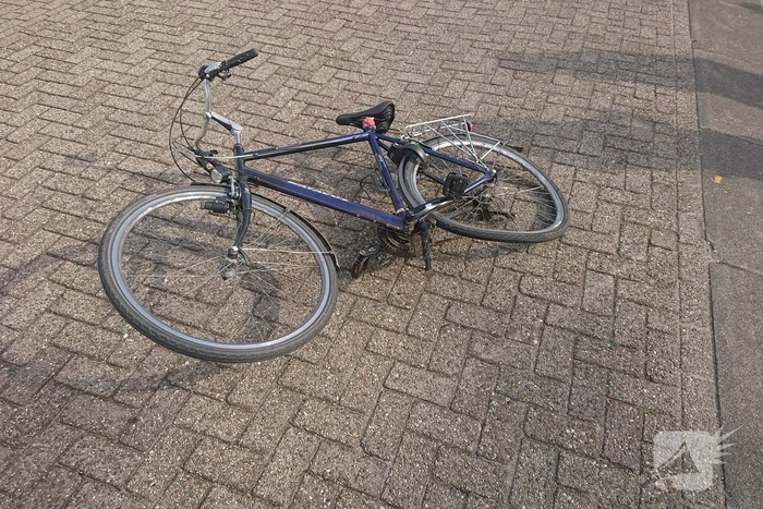 Scooter en fietser klappen op elkaar