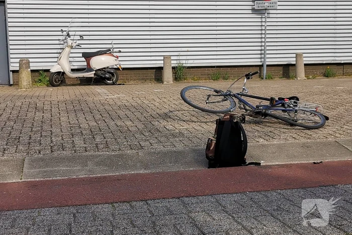 Scooter en fietser klappen op elkaar