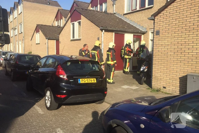 Brandweer verricht metingen in woning