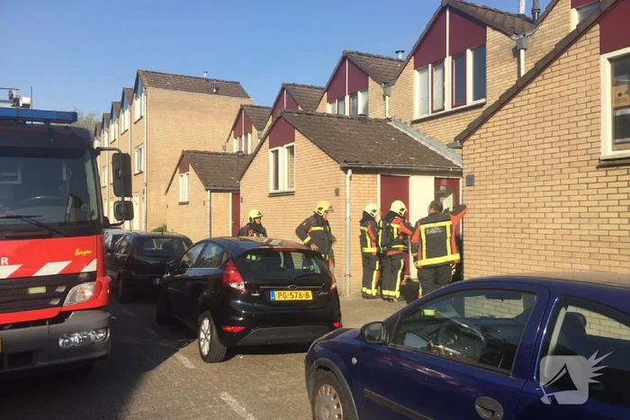Brandweer verricht metingen in woning