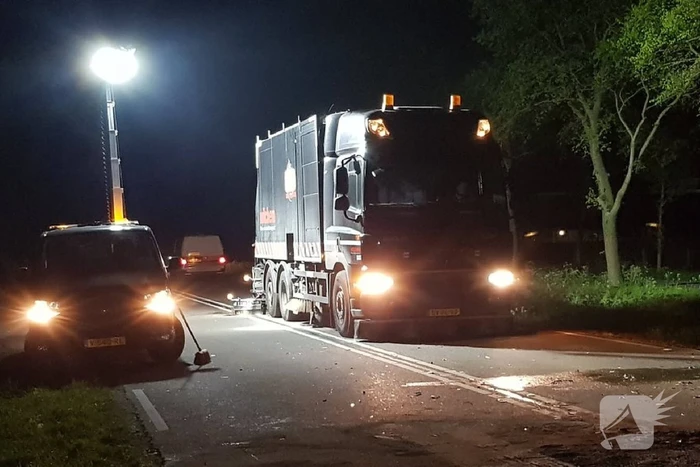 Auto knalt op pijlwagen bij Middelie, drie gewonden