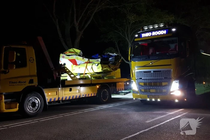 Auto knalt op pijlwagen bij Middelie, drie gewonden