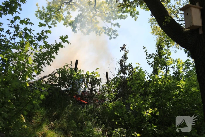 Struiken in brand op geluidswal