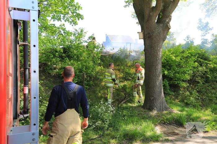 Struiken in brand op geluidswal