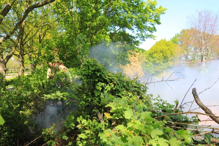 Struiken in brand op geluidswal