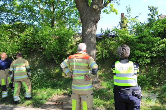 Struiken in brand op geluidswal