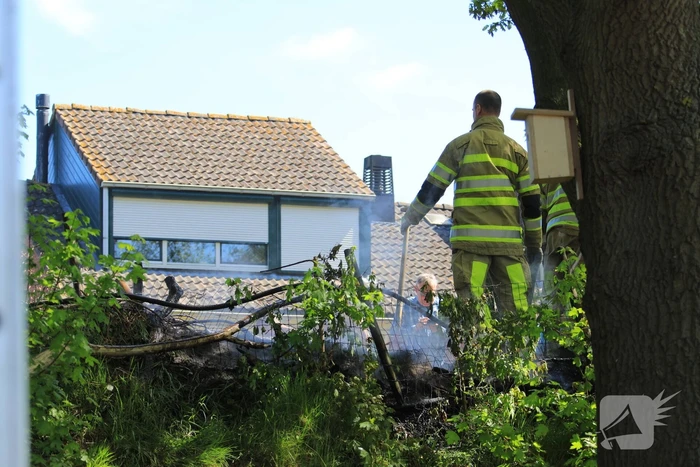 Struiken in brand op geluidswal