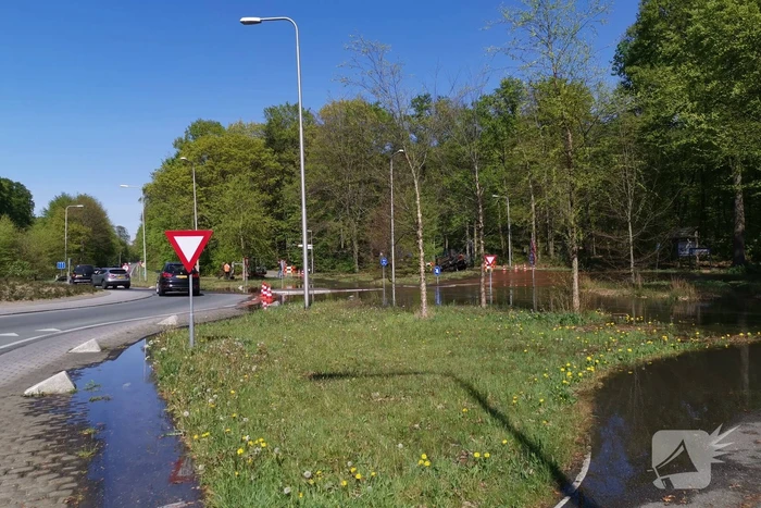 Weg afgesloten door gesprongen waterleiding