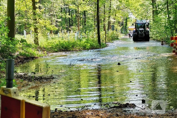 Weg afgesloten door gesprongen waterleiding