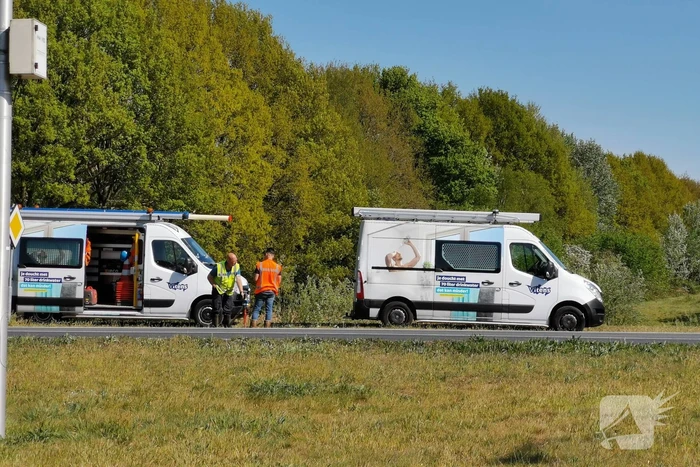 Weg afgesloten door gesprongen waterleiding