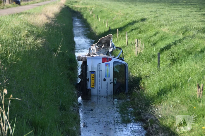 Auto raakt te water in Hoofdplaat, 49-jarige man overleden