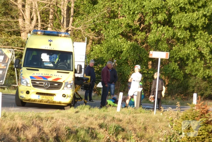 Wielrenner gaat onderuit en raakt gewond